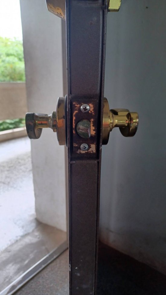 1. 105教室後門的喇叭鎖和門框間距太小，容易夾到手。-目前備用材料無水平鎖。

2. 105教室隔壁分組教室門鎖壞掉-已完成。