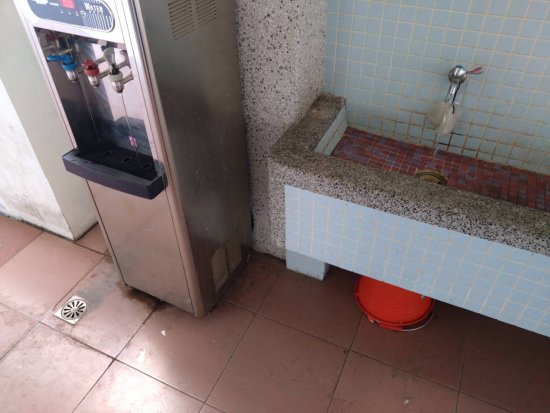 飲水機及洗手台試放水，暫無發現阻塞。繼續觀察。