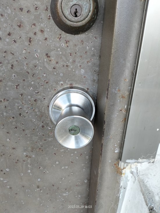 105教室後門，請求更換為水平鎖；105教室隔壁分組教室後門門鎖壞掉