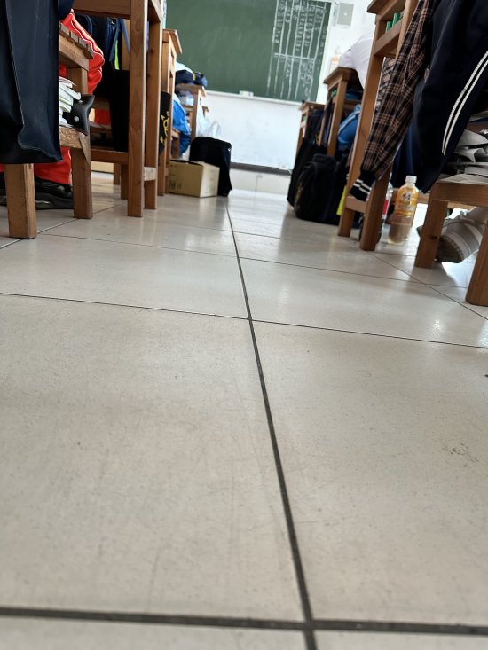 301教室地板隆起