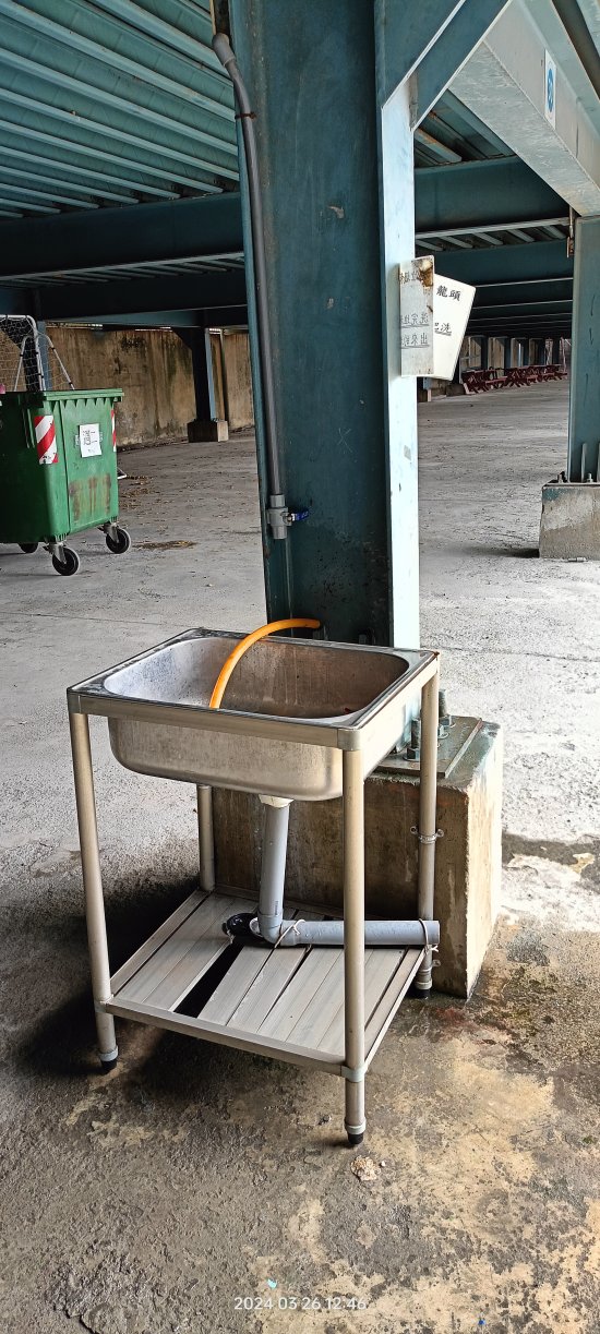 車棚一樓垃圾子車旁水槽