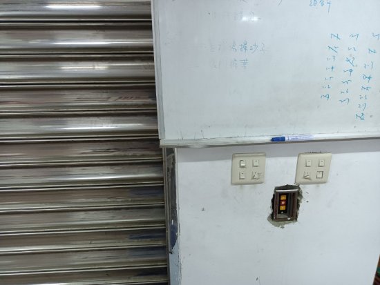 掃地用具的鐵捲門無法打開