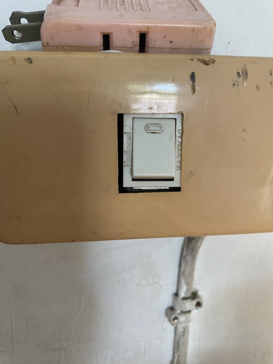 特二教室電扇開關脫落