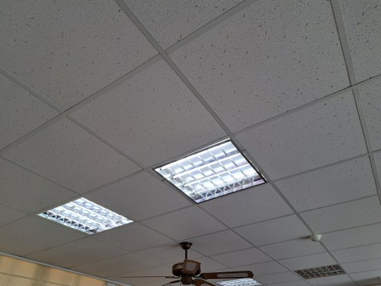 導二辦公室的電燈，有一個框快掉下來了