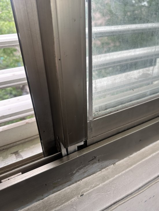 106教室左右兩側窗框有脫軌損壞情形,導致難以關窗,請儘快協助處理