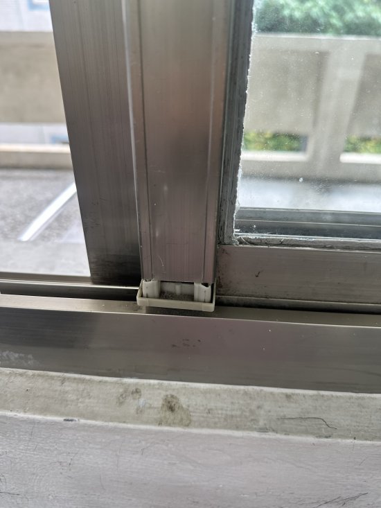 106教室左右兩側窗框有脫軌損壞情形,導致難以關窗,請儘快協助處理