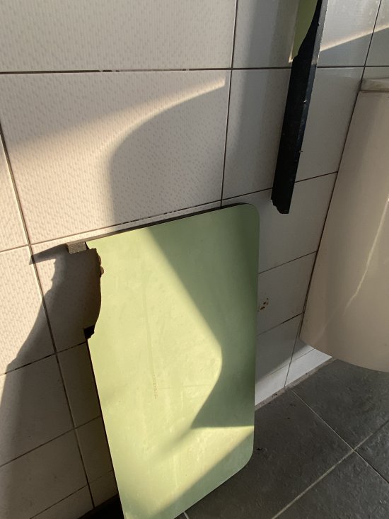 勤學樓三樓男廁小便斗隔板掉落
