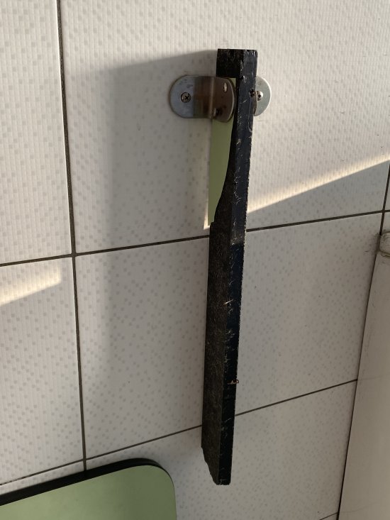 勤學樓三樓男廁小便斗隔板掉落