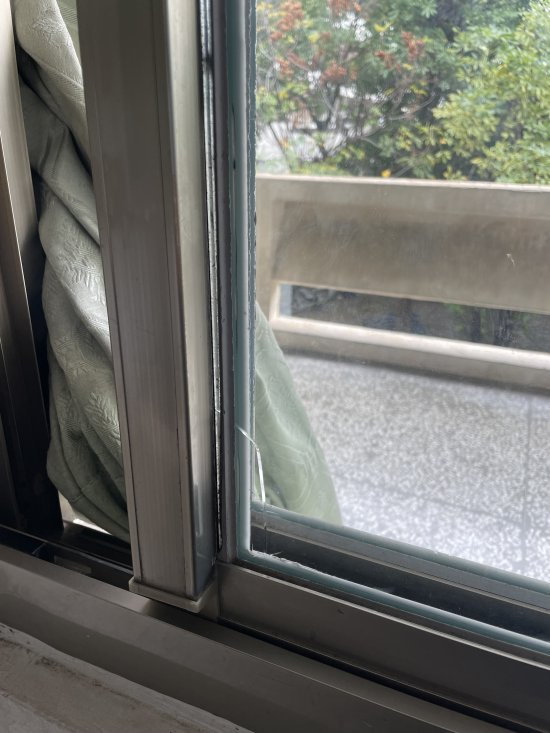 101前門旁的窗戶有裂痕