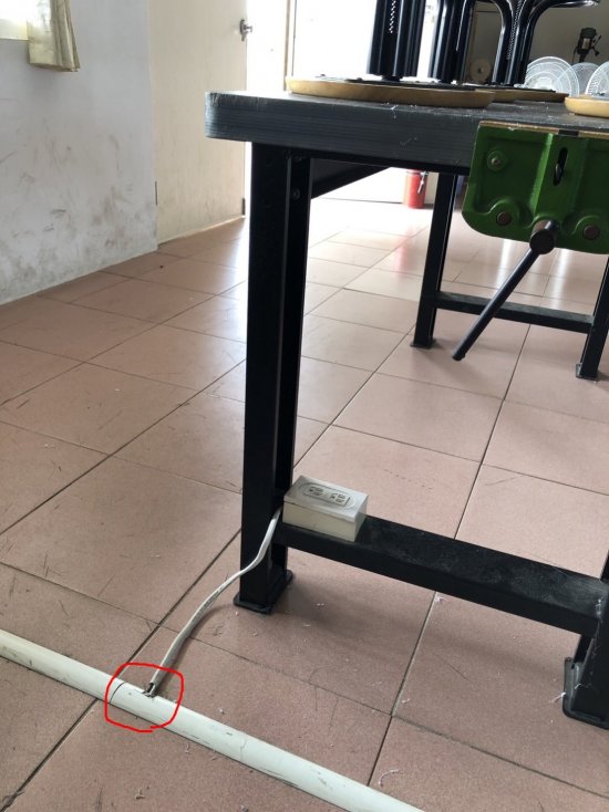 工作桌旁電線斷掉
